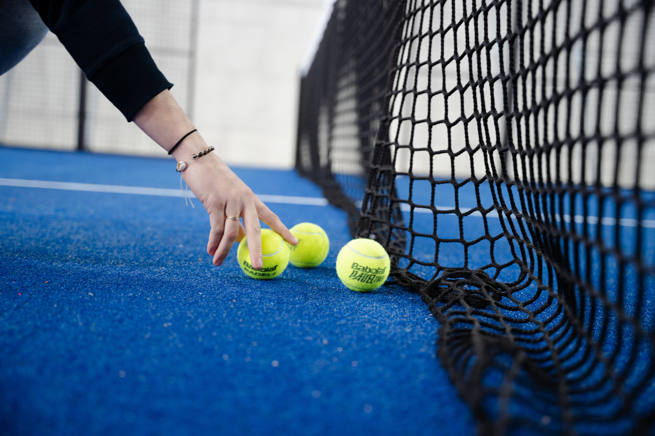 Équipez-vous ! À l'achat ou la location, notre boutique propose des raquettes et aussi du textile et des accessoires de padel.