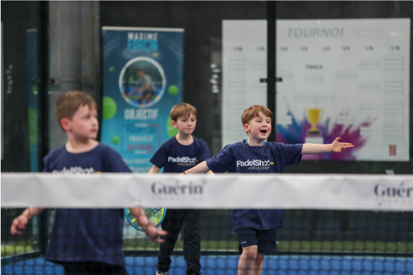 C'est la journée des enfants ! Initiez-les au padel.